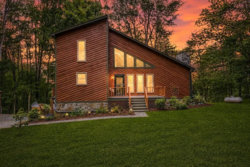 Private Lakefront Mayo Hideaway: Sleeps 12 Guests - Image 1
