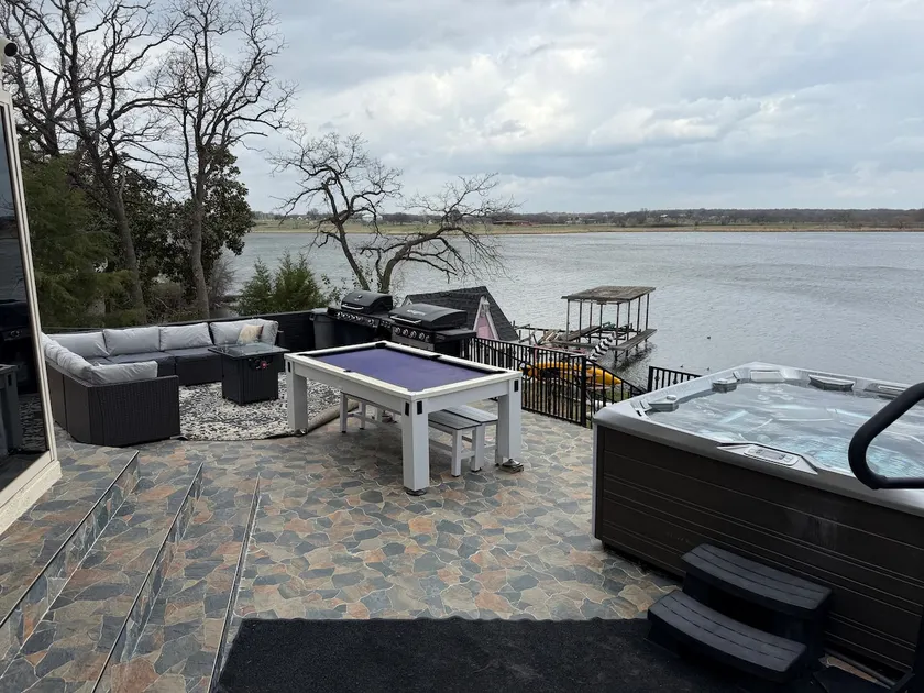 Lakehouse Retreat with Hot Tub - Image 1