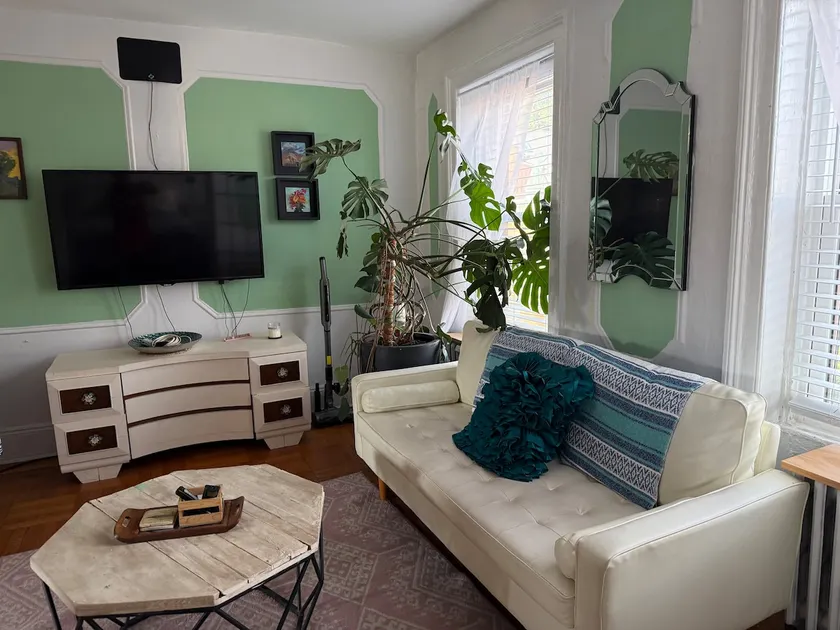 One bdrm apt w/ vintage style & easy access to NYC - Image 1