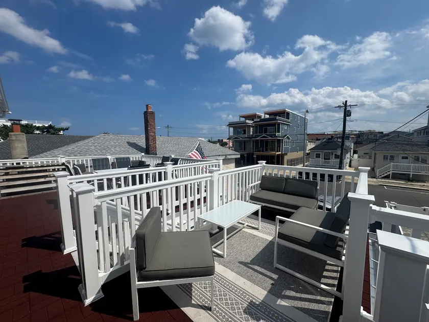 2 Bdr Apt with Deck| 3 min walk from ocean - Unit3 - Image 1