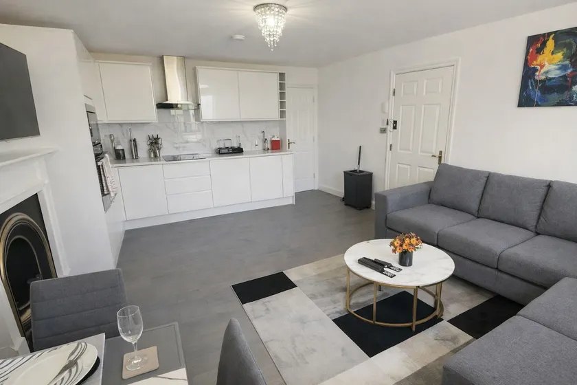 Entire Redhill Apartment hosted by Nduka - Image 1