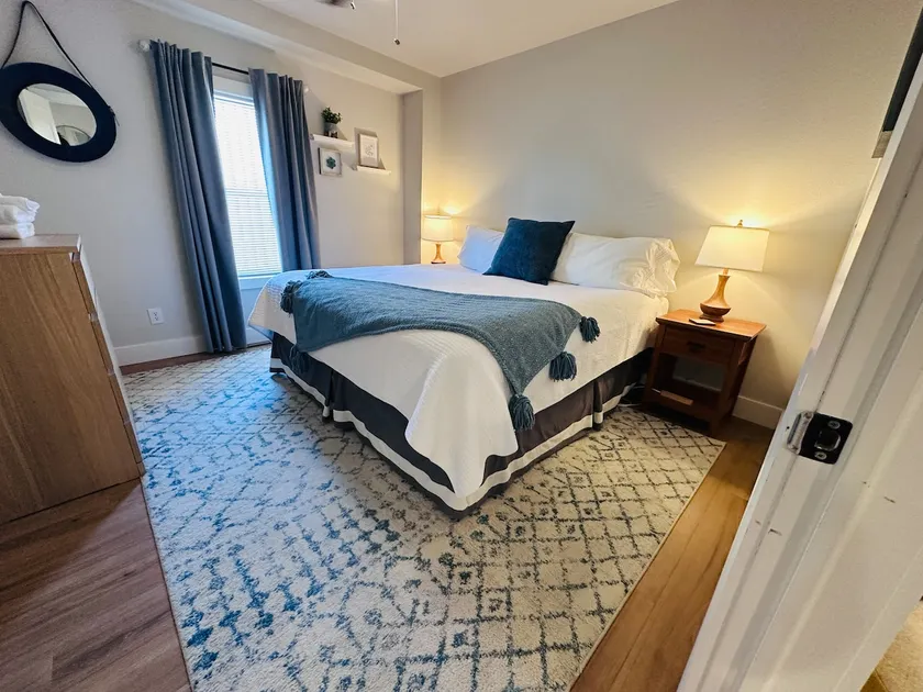 1st Floor, 2 BD/1 BA w/ King, Close to Downtown - Image 1