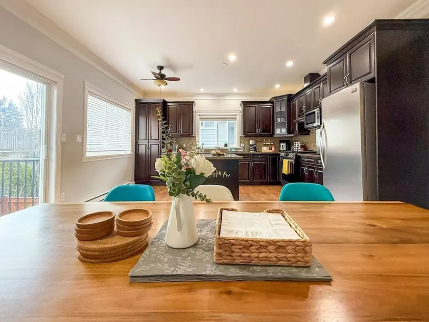Bright Modern Luxurious Home by Thetis Lake 4BR2BT - Image 1