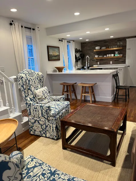 Romantic and Walkable to Town and Water, Queen Bed - Image 1
