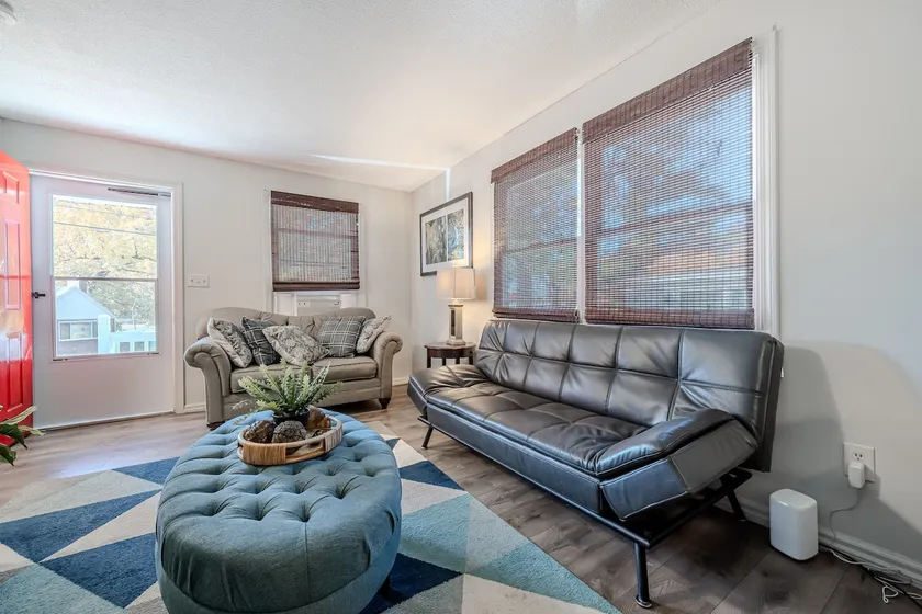 Thomas's Cozy Duplex - Centrally Located - Image 1