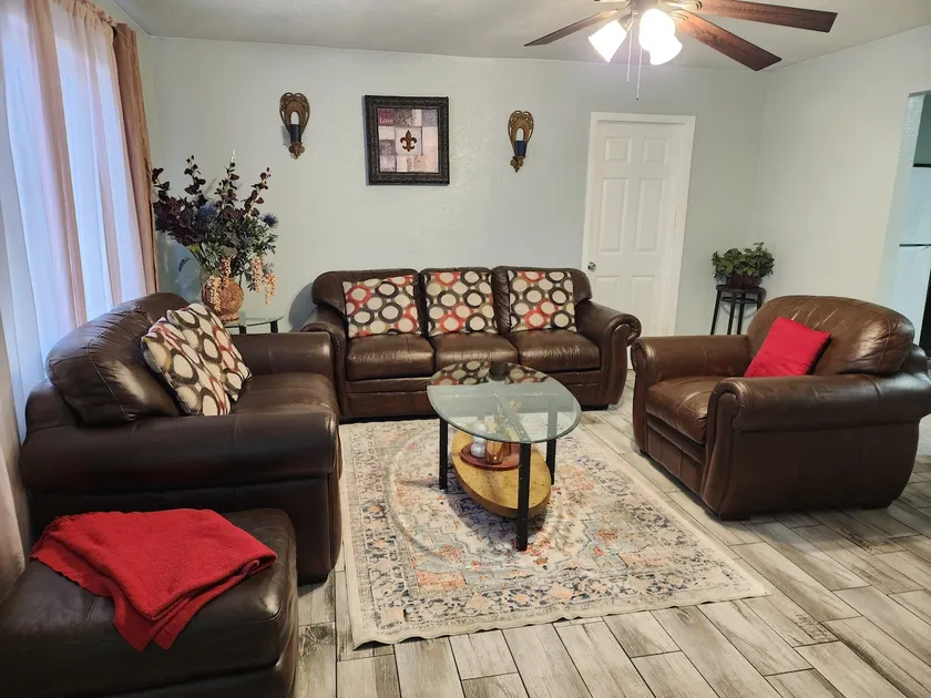 5 Beds House: 1 King & 4 Queens. Centrally Located - Image 1