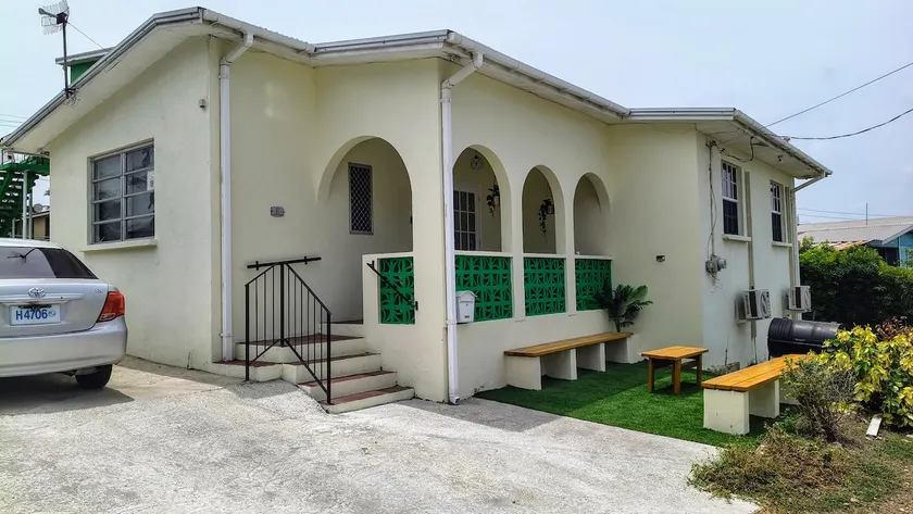 6 min walk to Rockley Beach & Great Location - Image 1