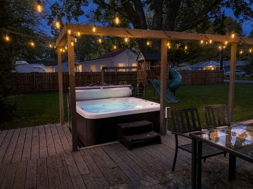Hot Tub & Lake Erie Beach | Wine Country - Image 1