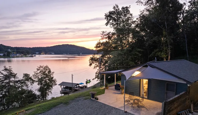Charming Lakeside Cottage - Image 1