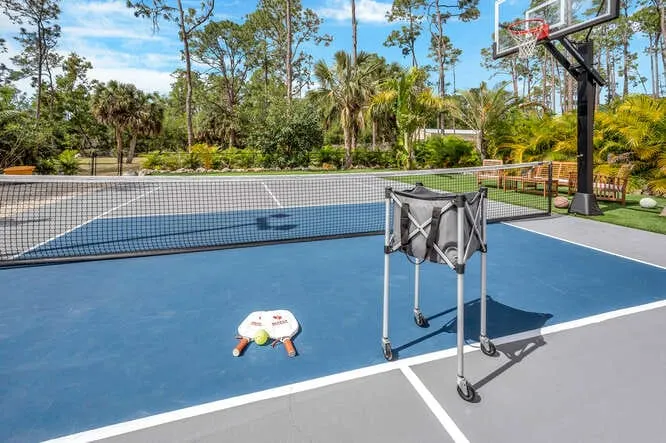 Luxury Naples: Pool, Gym, Sauna & Pickleball - Image 1