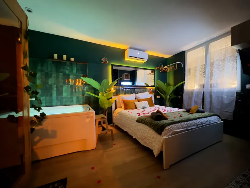 Private Speakeasy Spa: Jacuzzi & Sauna in Marseille - Image 1