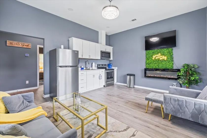 Modern Mid Town Luxury Hideaway - Image 1