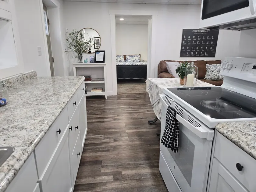 Creekside Cottage. Near Downtown! Pet Friendly! - Image 1