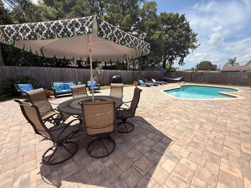 3/2 Coastal Pool Home ~ 8 mins to Port / Beaches! - Image 1