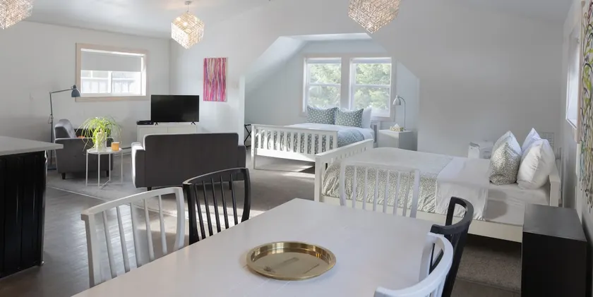 Fieldstone Guesthouse - Image 1