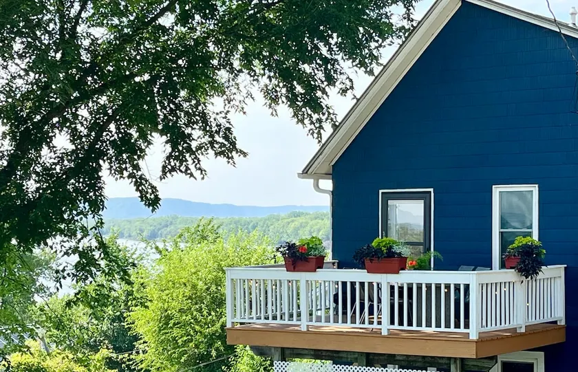 Bluffside cottage with gorgeous views - Image 1