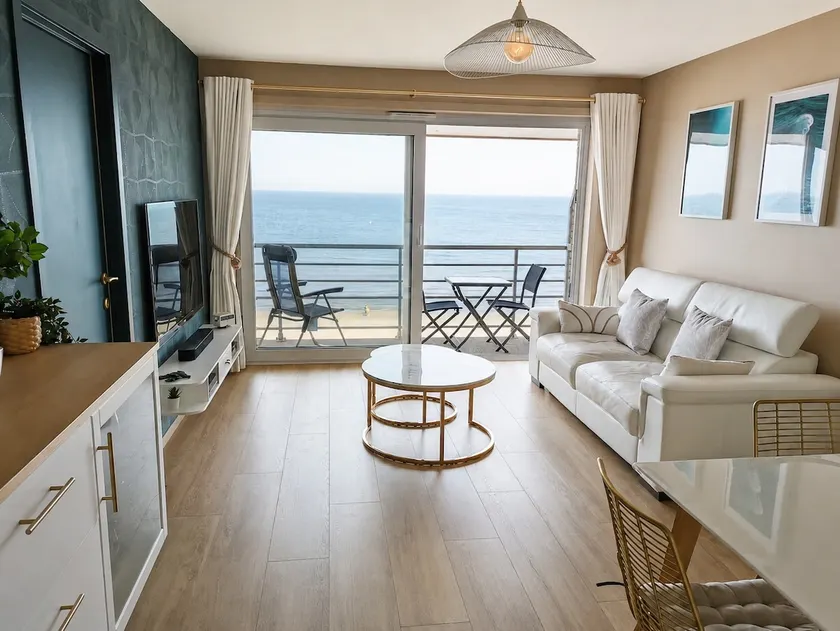 Beachfront sea view – cosy retreat for two - Image 1