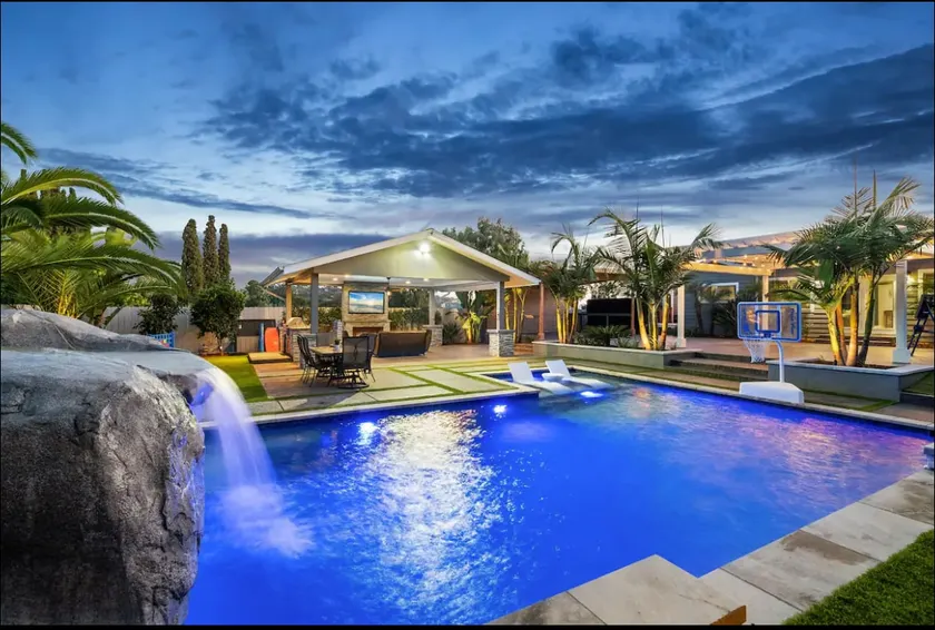 Tropical Oasis: spa, solar heated pool, waterslide - Image 1
