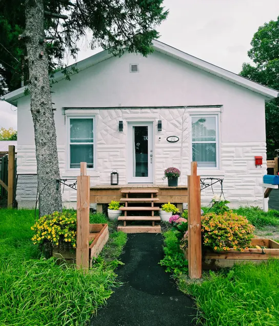 Entire house with Free Parking- 10 min to Montreal - Image 1