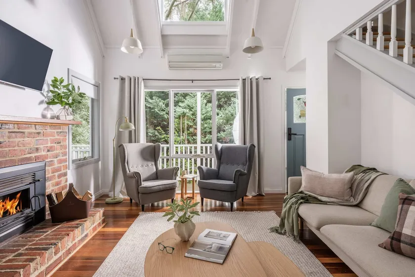 Cosy 2 Bedroom Cottage with spabath and fireplace - Image 1