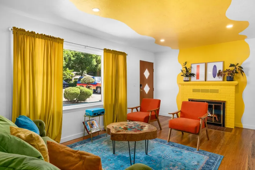 Retro Charm/100” Movie Room/King Bed/Near Downtown - Image 1