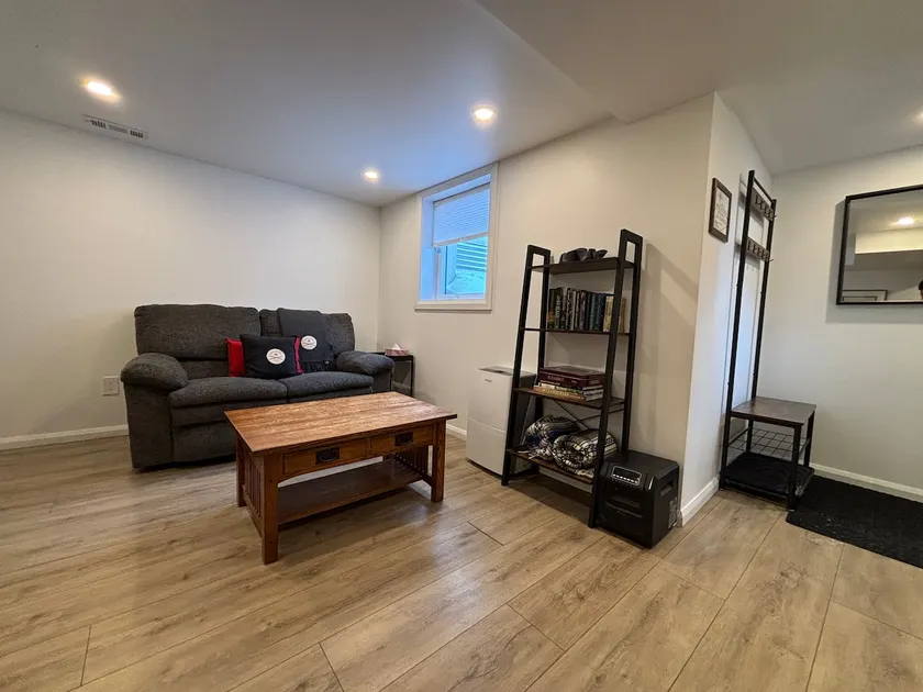 Central and Cozy 1 Bedroom Suite - Image 1