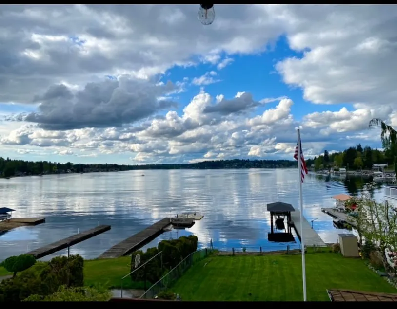 Lake Stevens Lakefront Retreat - Image 1