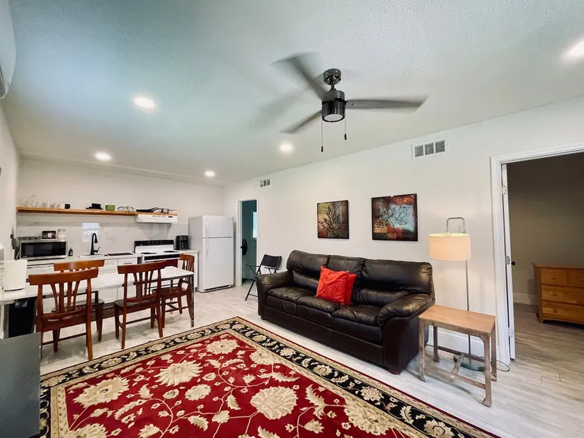 2Bedrooms1Bath Spacious Houston Centric Apartment - Image 1