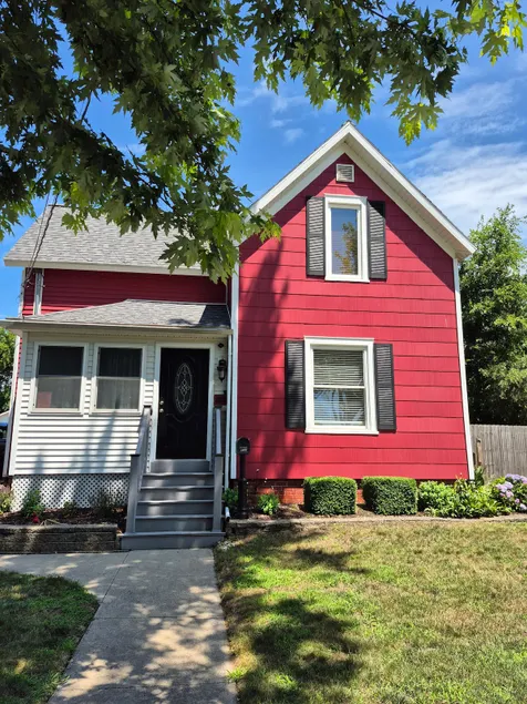 Short walk to town and beaches! - Image 1
