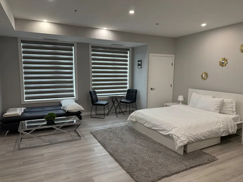 Modern Studio Apartment near Downtown - Image 1