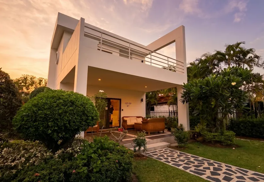 Le Corbusier Style Villa In Green Neighbourhood with Pool - Image 1