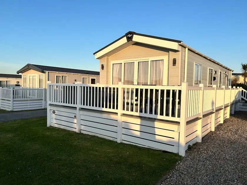 Bumble Retreat-From Coast to Comfort with Hot Tub - Image 1