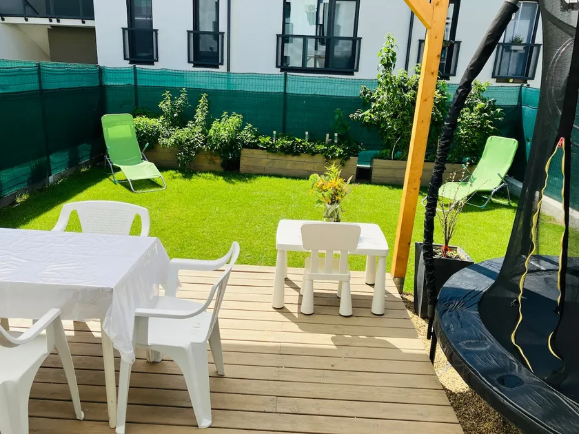 Apartment with parking and garden - Image 1