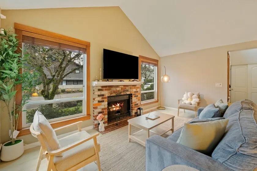 Elegant 3BR @Bellevue w/ Backyard | Easy to Park - Image 1