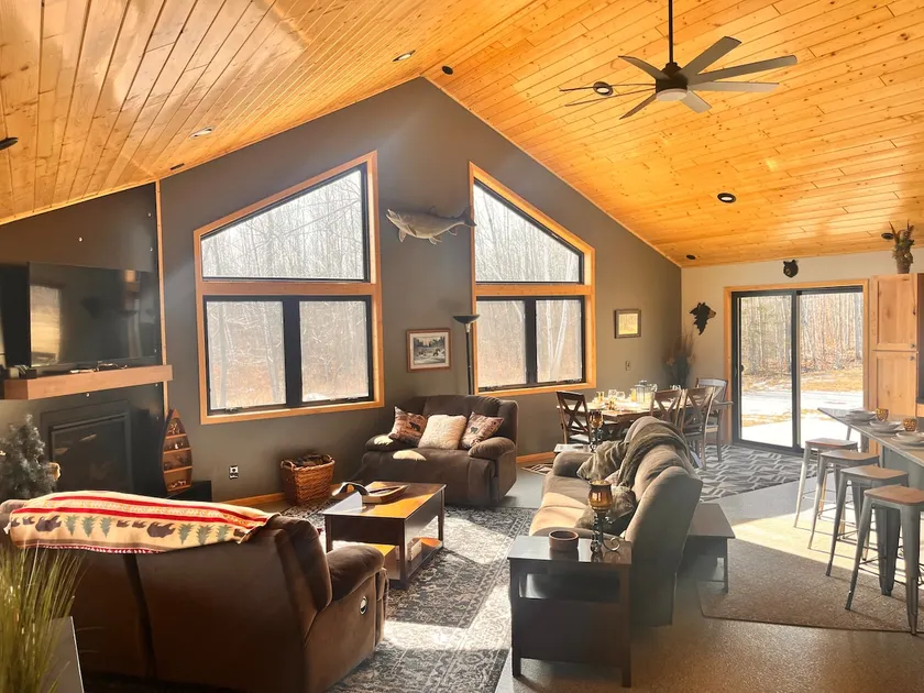 Bear Paw Lodge-Entire Modern Home - Image 1
