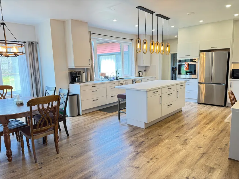 Island Haven Retreat-Luxury Stay Near Marina - Image 1