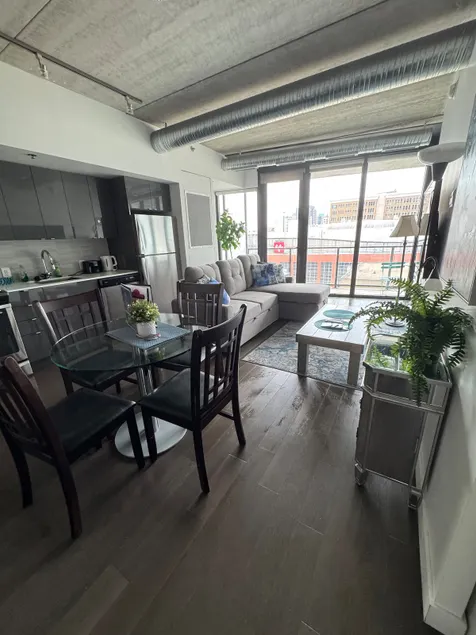 Lovely 2 bedroom downtown across arena - Image 1