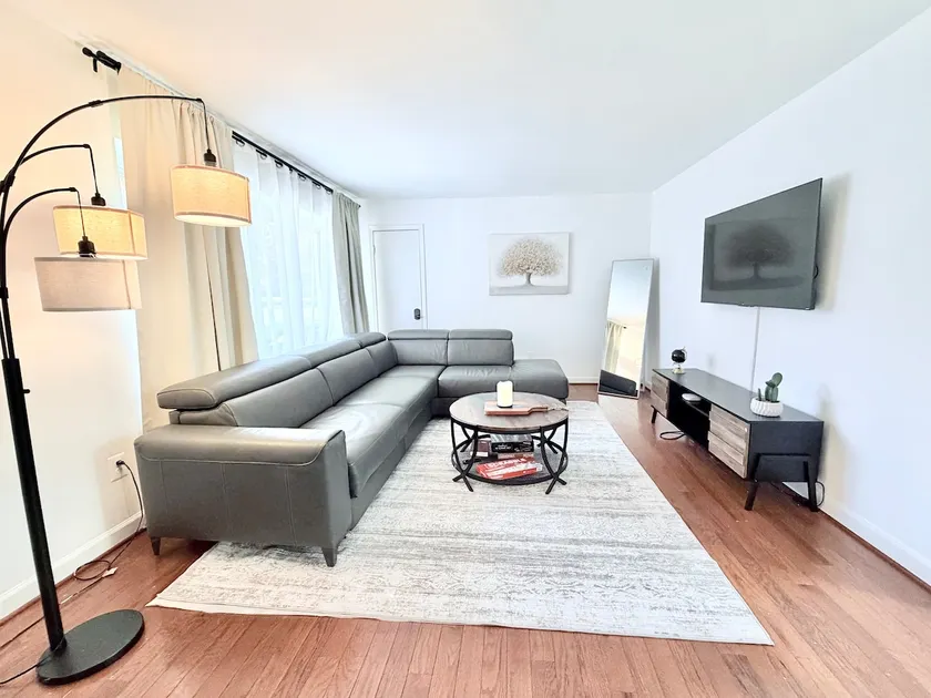 Large Family Home 5BD, 3 Full Baths 25 min from DC - Image 1