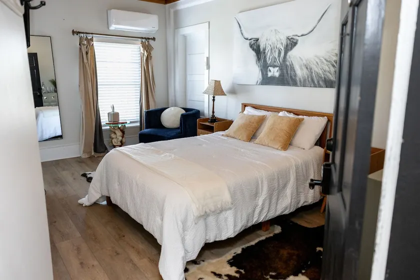 Hotel Like Room at the Historic Dimmick Inn (8) - Image 1
