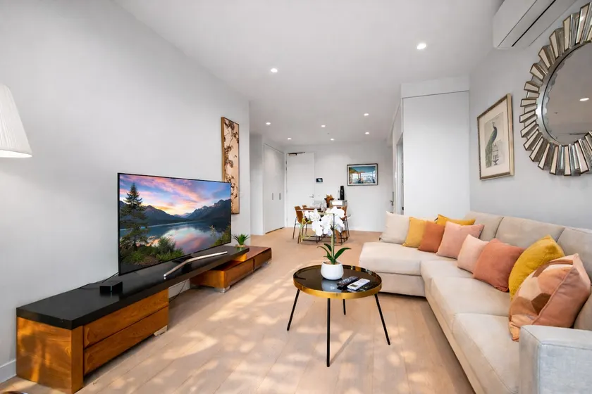 Sunny Garden Relaxition Home in Burwood East - Image 1