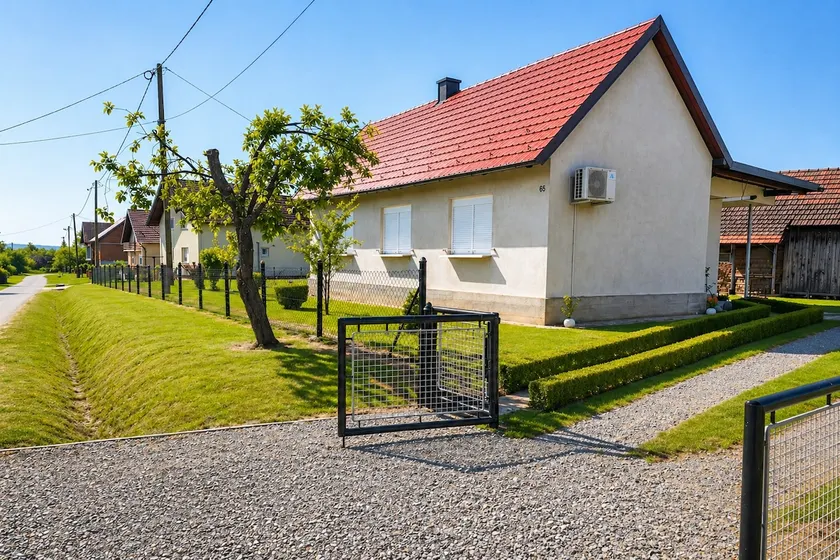 Holiday House Zoki - Peaceful Stay with Private Parking - Image 1