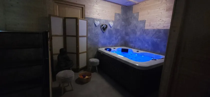 Gîte with hot tub - Image 1