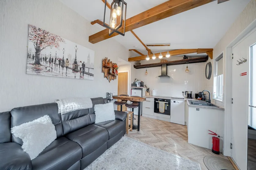 1 Bed Cabin - Sleeps 2 - Pets - 2 Min To Beach - Image 1