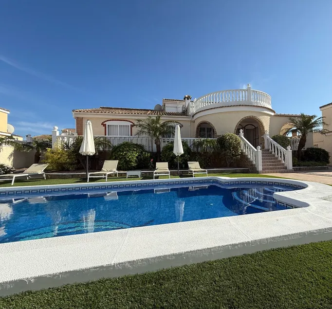 Villa Private Pool 4 B’Rooms Sleeps 10 EV Charger - Image 1