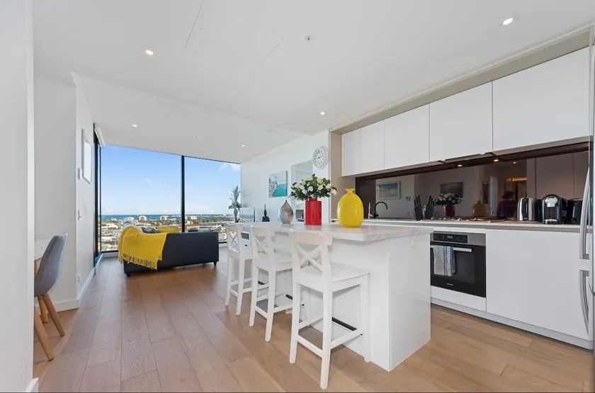 2BR +Secure Car Park Docklands floor sea view - Image 1