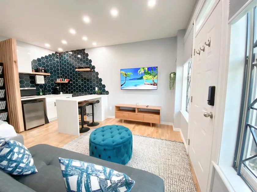 Amenity Haven: Stylish Suite for Urban Escapes - Image 1