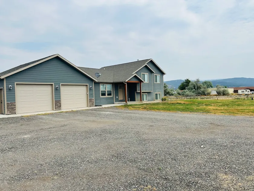 The Grey House is 2 minutes to the Lake 5 minutes to Fox Ridge golf course. - Image 1