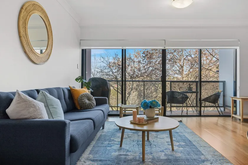 King's Park 2BR CBD Apartment with FREE Parking - Image 1