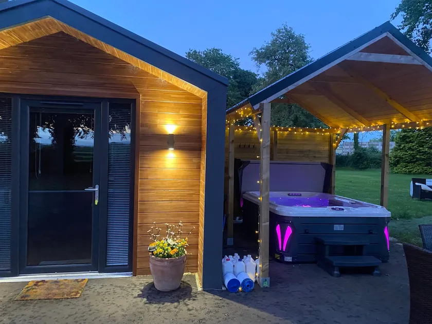 Vry Private, peaceful, tranquil, covered HOT TUB - Image 1