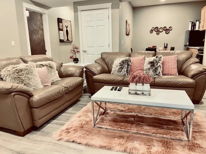 CLEAN & Chic,2 bedroom basement, private entrance! - Image 1
